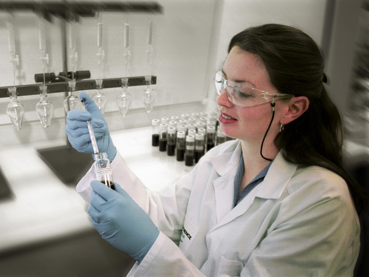 https://www.futurefoodsystems.com.au/wp-content/uploads/2020/07/Michelle-Sewell-tests-samples-of-soy-sauce-in-the-lab_Credit-North-Sullivan-Photography-for-CSIRO_CROP-1200x900.jpg