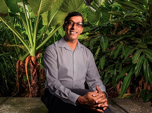 https://www.futurefoodsystems.com.au/wp-content/uploads/2020/08/Professor-Sagadevan-Mundree-is-a-big-fan-of-the-great-green-outdoors.-Credit-QUT.jpg