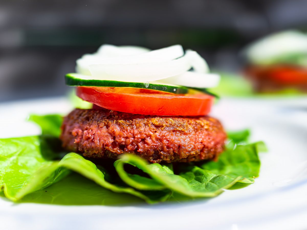 https://www.futurefoodsystems.com.au/wp-content/uploads/2020/10/Alt-meat-patty-with-romaine-lettuce_Credit-Shutterstock-1200x900.jpg