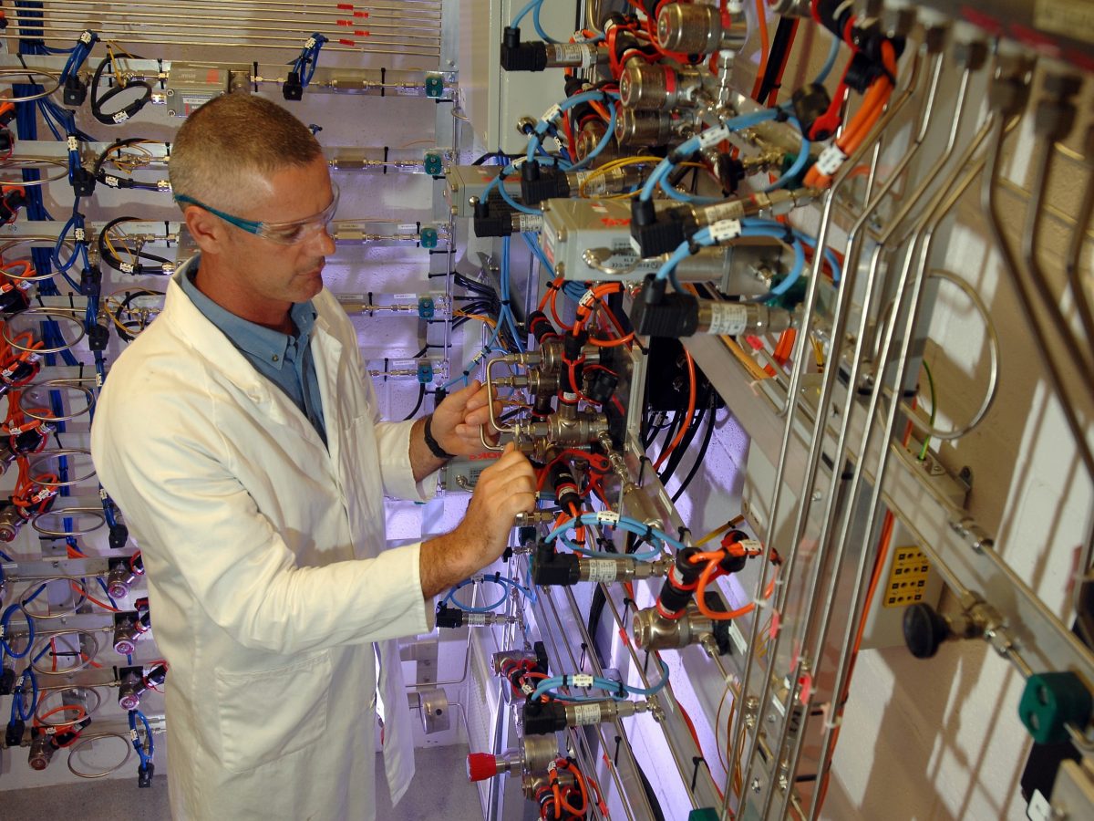 https://www.futurefoodsystems.com.au/wp-content/uploads/2020/10/CSIRO-researcher-working-at-SynCat-CSIROs-synthetic-fuel-and-catalysis-research-facility-in-Perth-WA_Credit-Daniel-Peroni-15-Mar-2010-1200x900.jpg