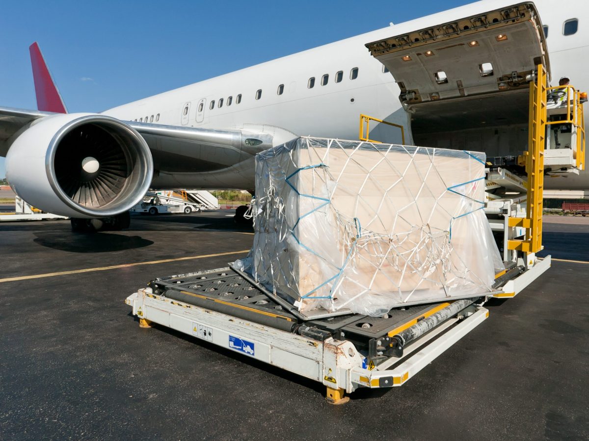 https://www.futurefoodsystems.com.au/wp-content/uploads/2021/08/Loading-platform-of-air-freight-to-the-aircraft.-Credit-Shutterstock_72743287_CROP-scaled-1200x900.jpg