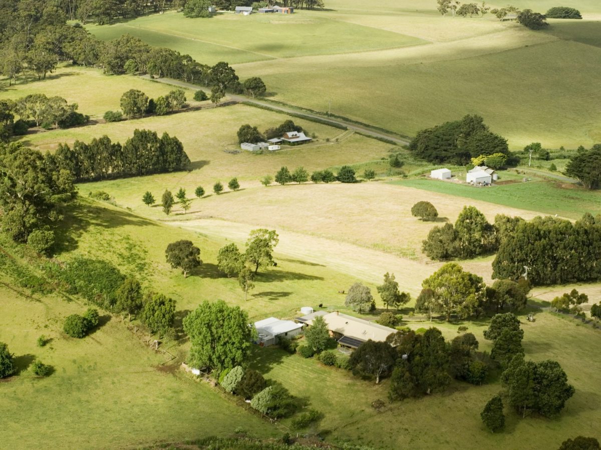 https://www.futurefoodsystems.com.au/wp-content/uploads/2021/10/A-patchwork-of-fields-and-small-farmsteads-in-rural-Victoria.-Credit-Shutterstock_27420346_CROP-scaled-1200x900.jpg
