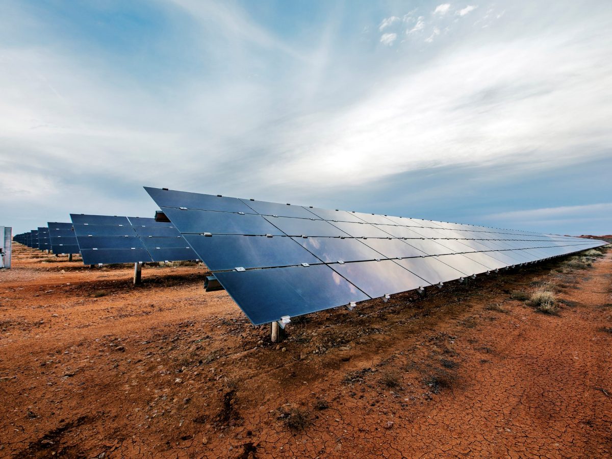 https://www.futurefoodsystems.com.au/wp-content/uploads/2021/10/Coober-Pedy-Hybrid-Renewable-Microgrid-solar-PV-array.-Credit-ARENA_CROP-1200x900.jpg