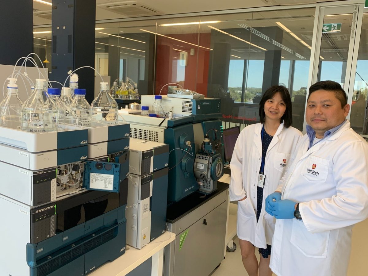 https://www.futurefoodsystems.com.au/wp-content/uploads/2023/01/ANPC-senior-researcher-and-Food-metabolomic-library-project-lead-with-technical-specialist-Dr-Sung-Tong-Chin-who-did-the-analytical-work.-Credit-ANPC-Murdoch-University_CROP-1200x900.jpg