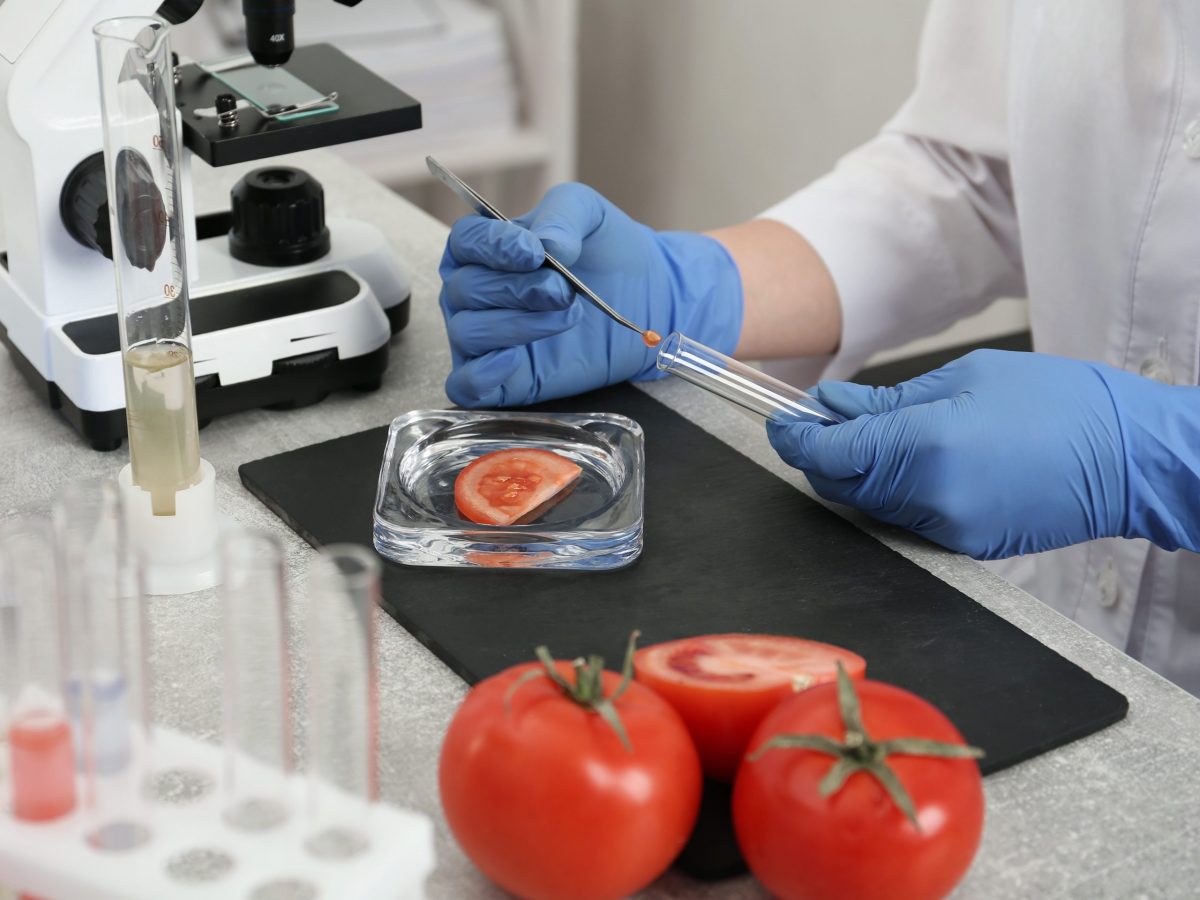 https://www.futurefoodsystems.com.au/wp-content/uploads/2023/03/Food-scientist-in-the-lab.-Credit-Shutterstock_1919703668_CROP-scaled-1200x900.jpg
