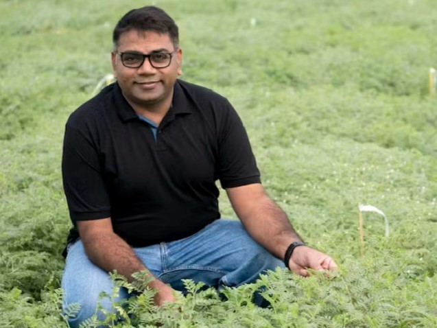 https://www.futurefoodsystems.com.au/wp-content/uploads/2023/06/Murdoch-University-professor-and-lead-author-Rajeev-Varshney-with-a-drought-tolerant-chickpea-variety-in-Patancheru-India.-Image-courtesy-of-Rajeev-Varshney.jpg